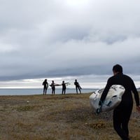 Clase de surf grupal en Ancud thumbnail 3