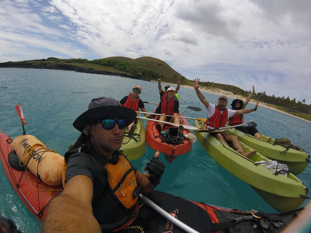 "La Bahia del REY: Desde Anakena a los Acantilados - Image 1