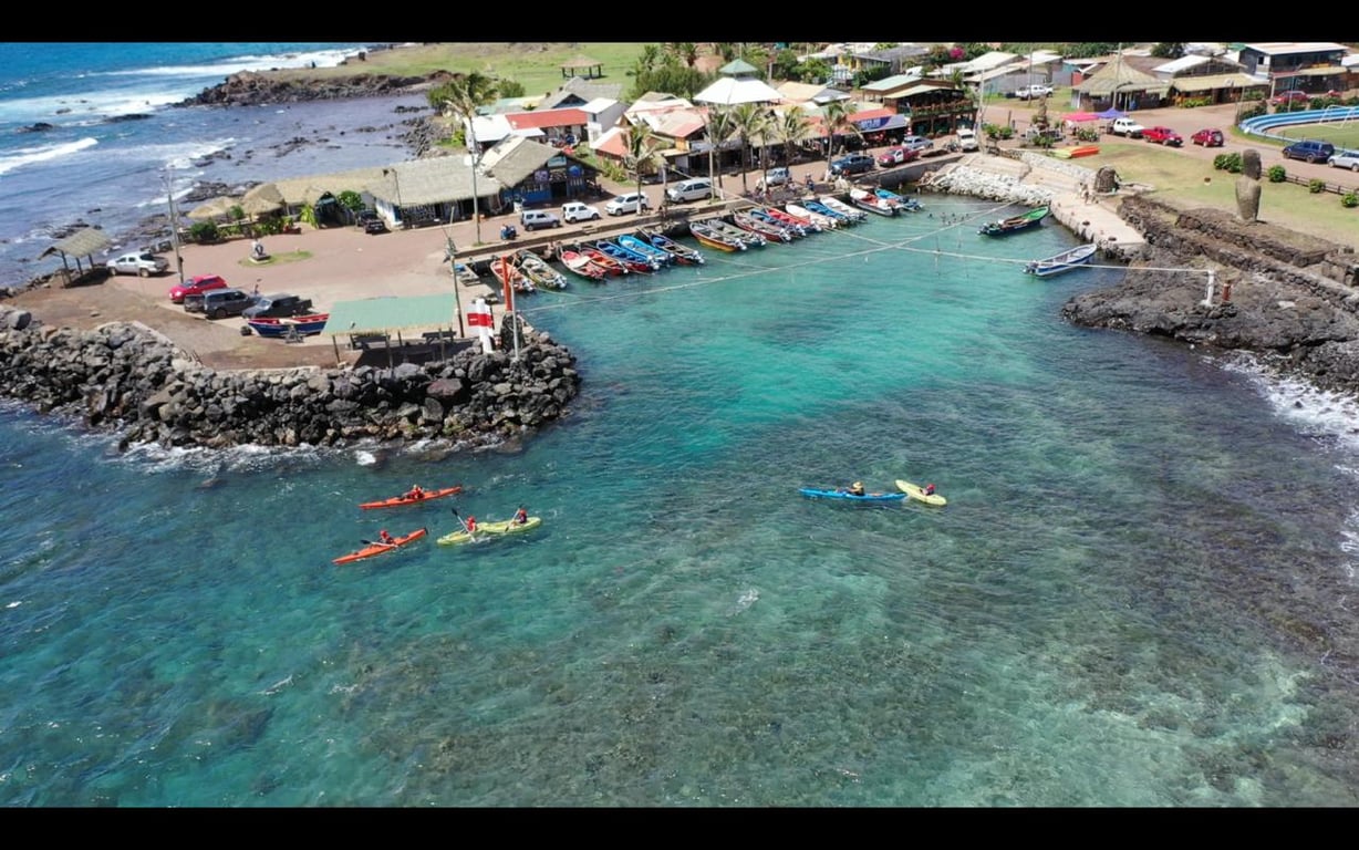 Costa de Hanga Roa – “Secretos de la Bahía Larga” - Image 1