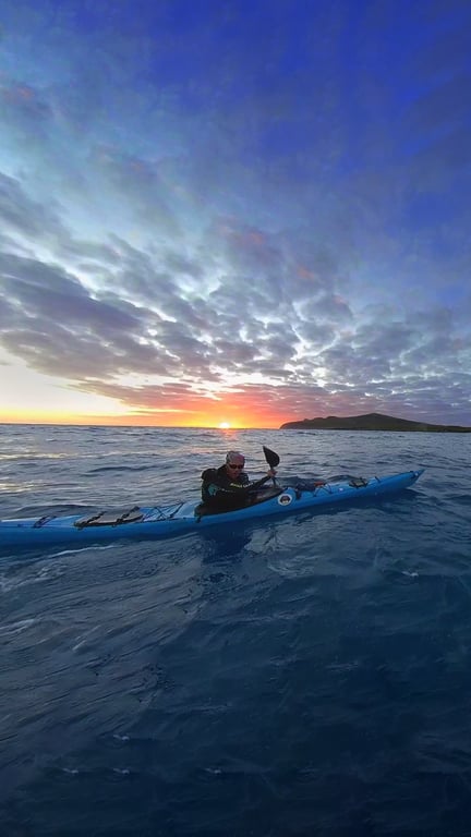 Amanecer en kayak en el ombligo del mundo  - Image 1