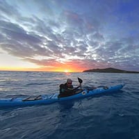 Amanecer en kayak en el ombligo del mundo  thumbnail 1