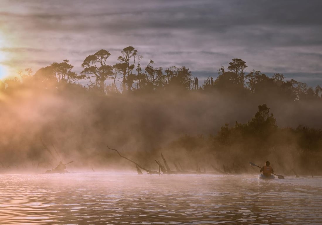 Kayaking al amanecer  - Image 1